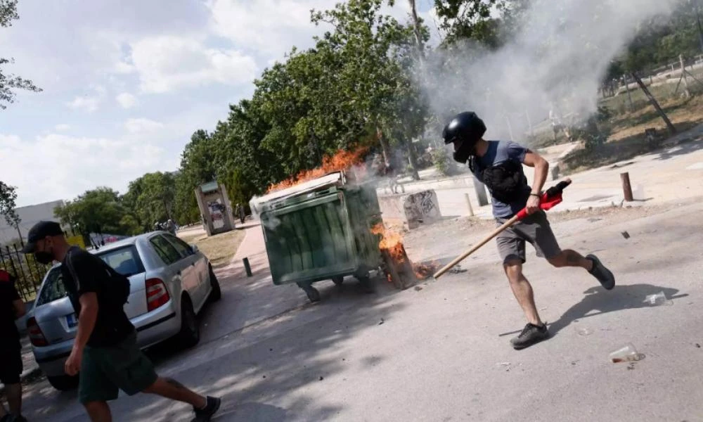 ΑΠΘ: Σε συλλήψεις μετατράπηκαν οι προσαγωγές έξω από τη Σχολή Θετικών Επιστημών (βίντεο)